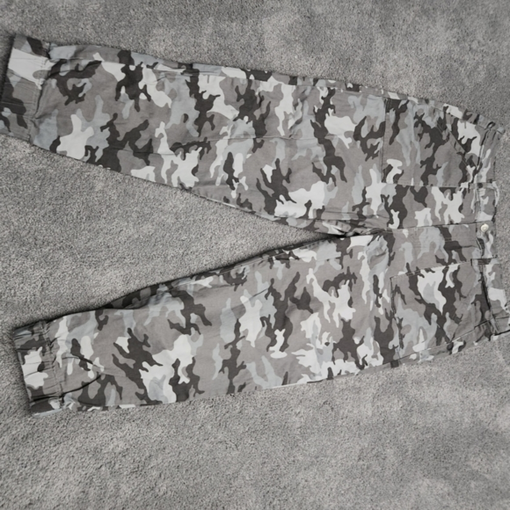 2XL No Boundaries gray camo pants with elastic waist and ankles.